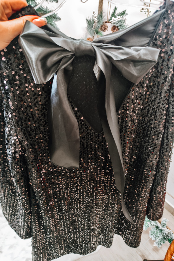 Czarna sukienka cekinowa z szerokimi rękawami i kokardą na plecach Palermo 4