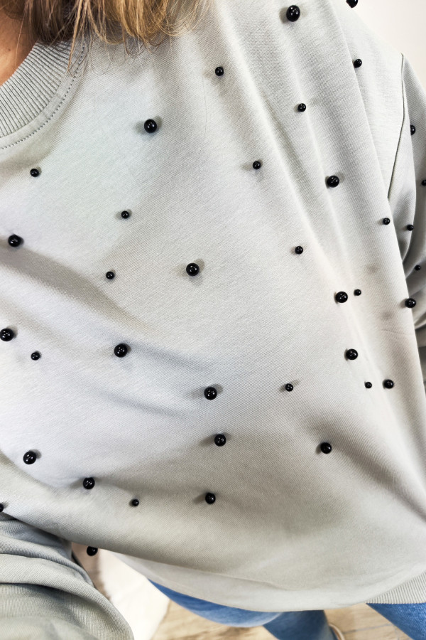 Szara bluza oversize z czarnymi perełkami Fancy 2