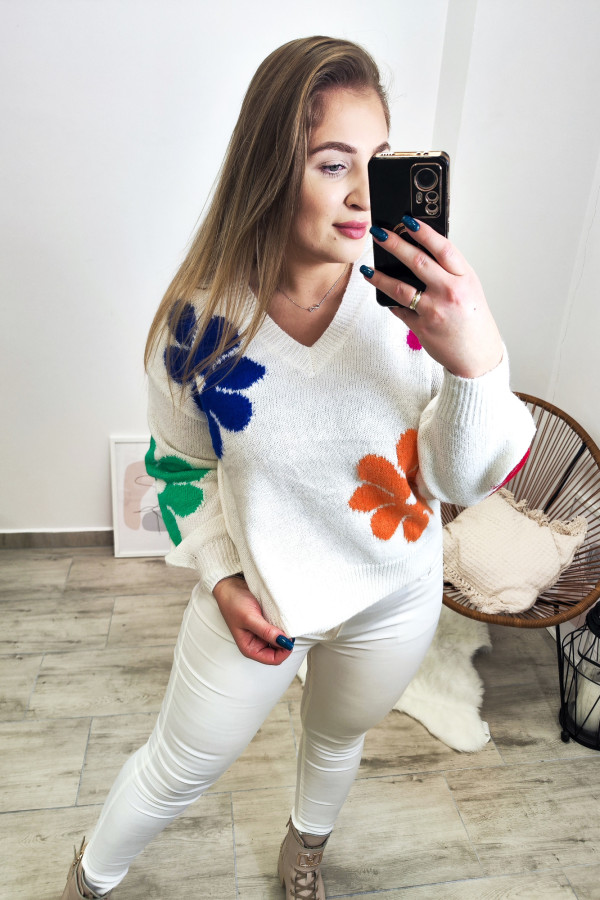 Biały sweterek w kolorowe kwiaty Floralessa 4