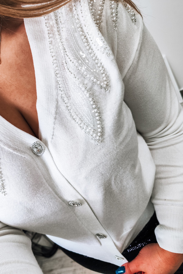 Biały krótki sweterek z perełkami zapinany na ozdobne guziki Essi 3