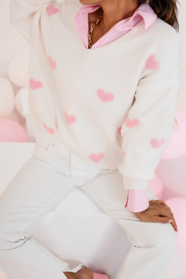 Kremowy sweter oversize w różowe serduszka Love is in the air 1
