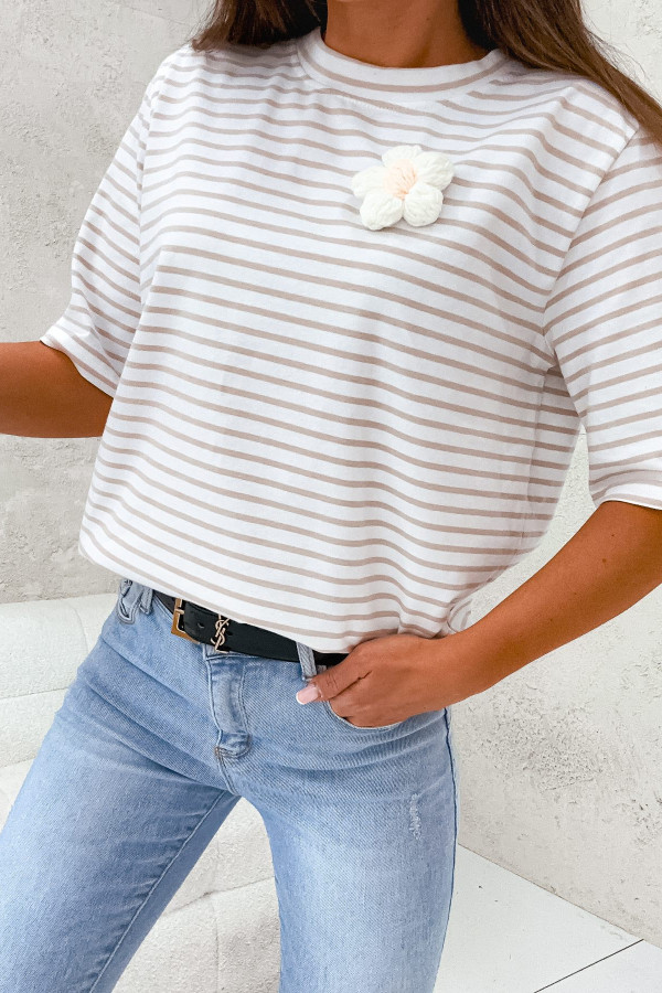 T-shirt w biało-beżowe paski z ozdobnym kwiatkiem 3D Flower Power