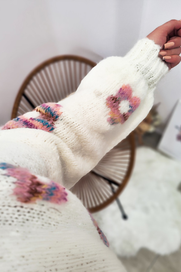 Kremowy sweter na guziki z wyszywanymi kwiatami Annelise 2