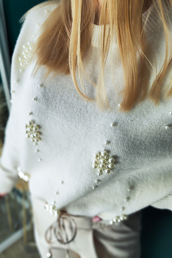 Kremowy sweterek z perełkami Perale 2