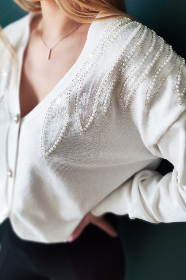 Biały krótki sweterek z perełkami zapinany na ozdobne guziki Essi 8