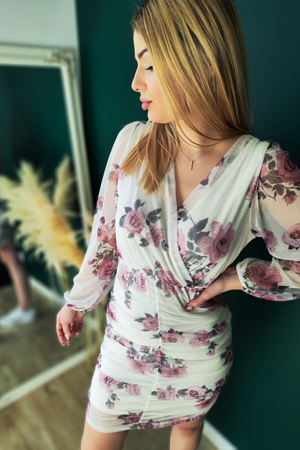 Biała sukienka mini z drapowaniem w różowe kwiatki Suzanne 5