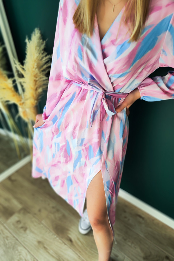Sukienka midi w różowo-błękitne wzory z ozdobnym paskiem 4