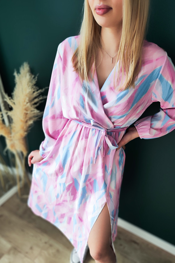 Sukienka midi w różowo-błękitne wzory z ozdobnym paskiem 6