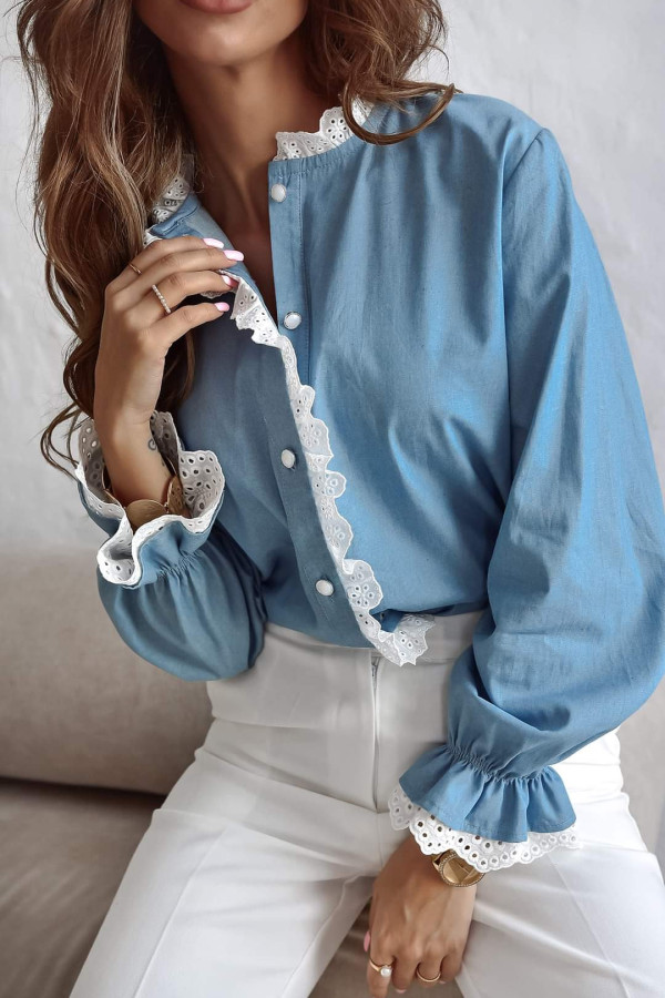 Niebieska koszula ze stójką wykończona w białą ażurową falbankę Viviane