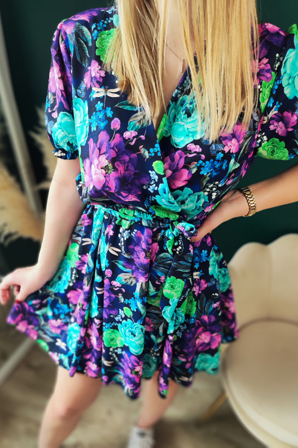 Granatowa rozkloszowana sukienka z gumką w pasie i ozdobnym paskiem w fioletowo - miętowe kwiaty Leandra 3