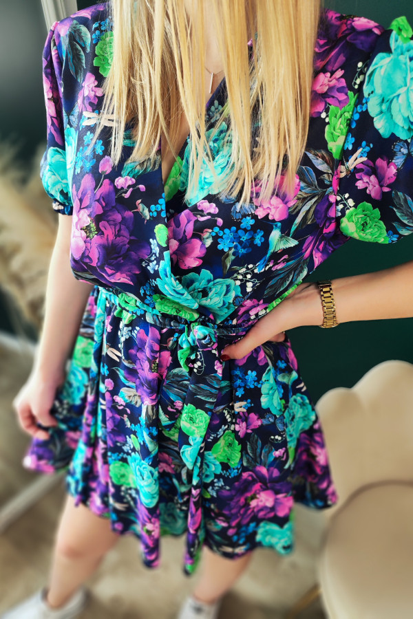 Granatowa rozkloszowana sukienka z gumką w pasie i ozdobnym paskiem w fioletowo - miętowe kwiaty Leandra 5