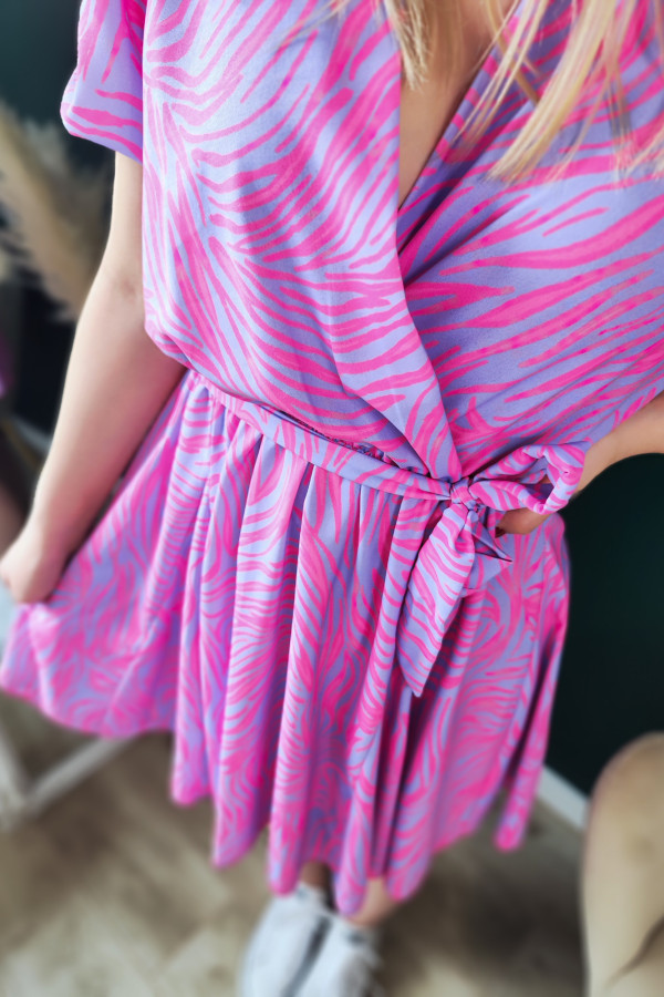 Fioletowa rozkloszowana sukienka z gumką w pasie i ozdobnym paskiem w różową zebrę Leandra 1