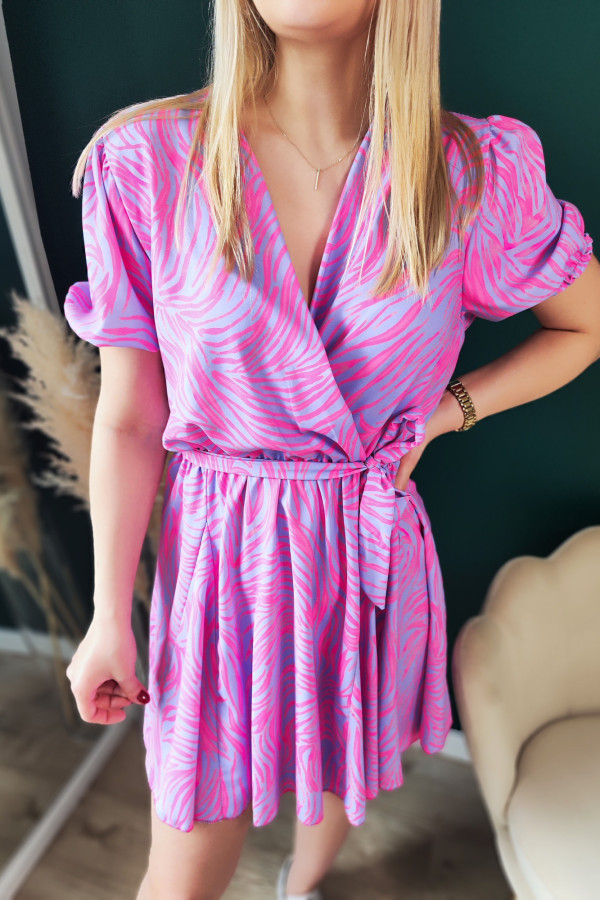 Fioletowa rozkloszowana sukienka z gumką w pasie i ozdobnym paskiem w różową zebrę Leandra 4