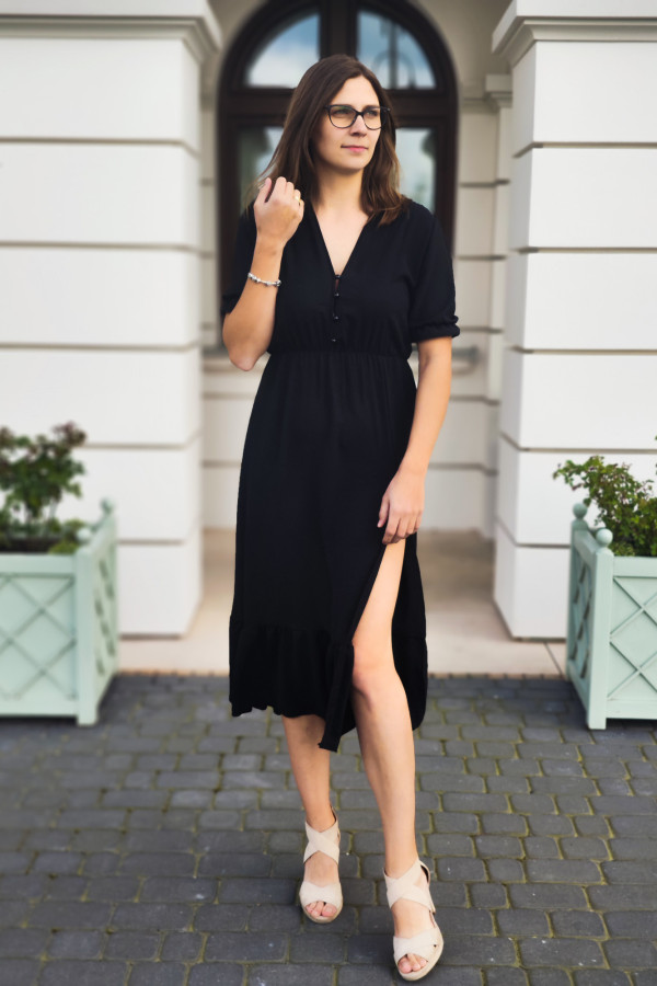 Sukienka midi gładka czarna z guziczkami na dekolcie Demi 1