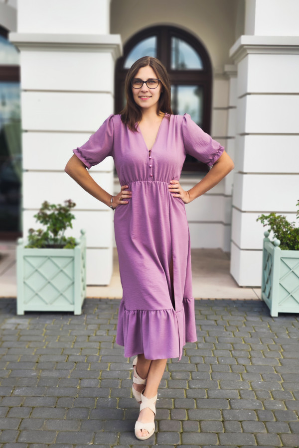 Sukienka fioletowa midi gładka z guziczkami na dekolcie Demi