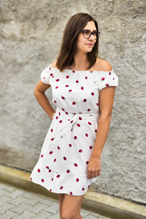 Kremowa sukienka hiszpanka mini w truskawki Strawberry 1