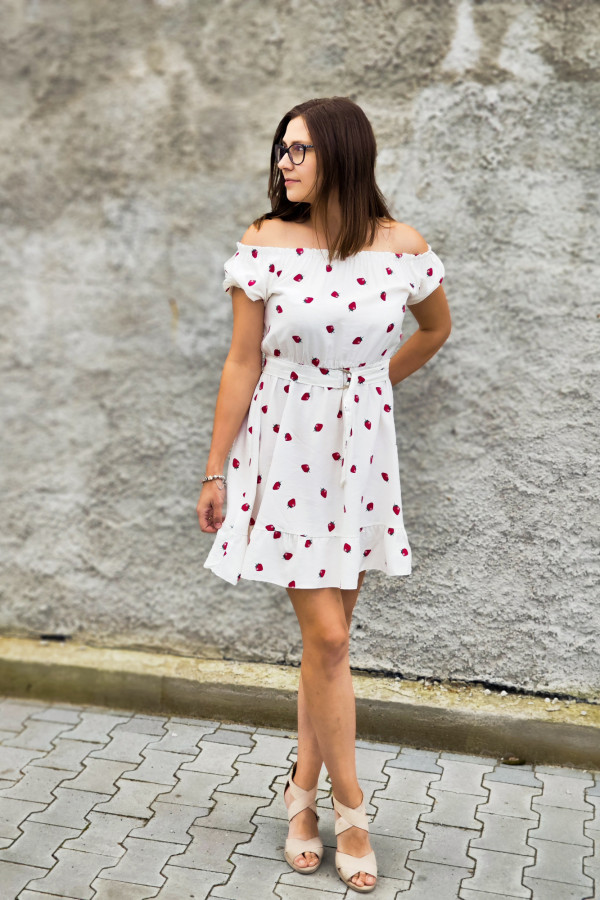 Kremowa sukienka hiszpanka mini w truskawki Strawberry 3