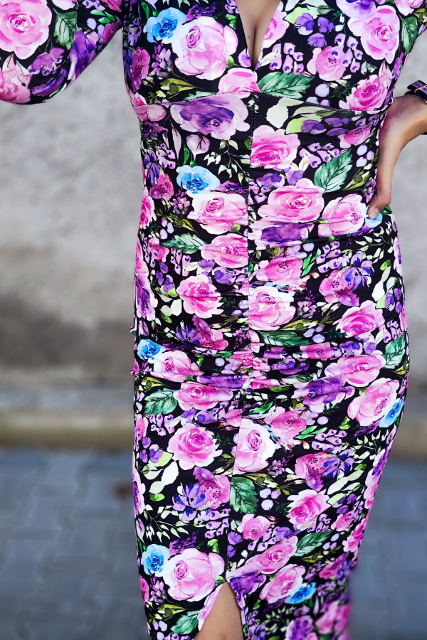 Czarna sukienka midi w różowo-fioletowe kwiatki z drapowaniem Claire 3