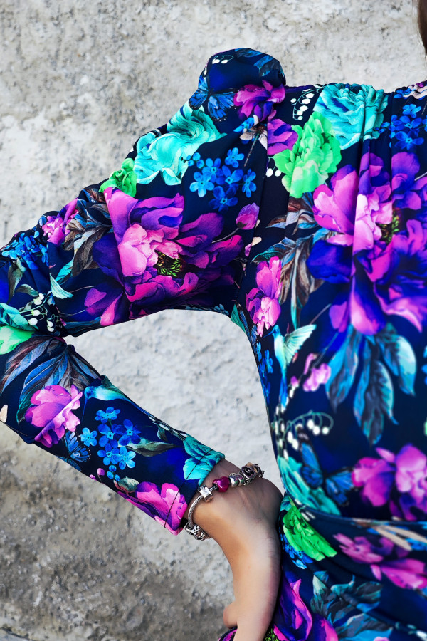 Granatowa sukienka midi w fioletowo-miętowe kwiaty z drapowaniem Claire 2
