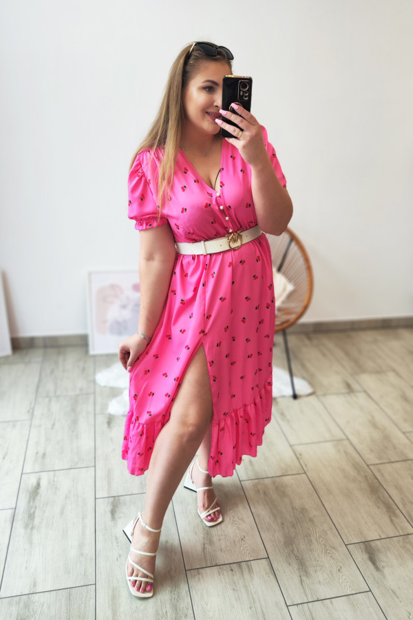 Różowa sukienka midi w wisienki z rozcięciem na nogę Lora 1