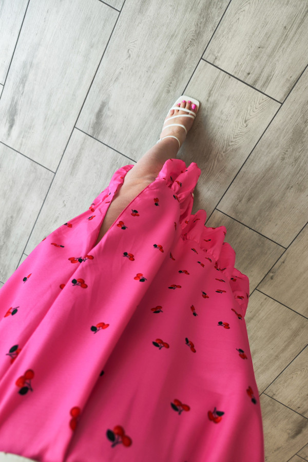 Różowa sukienka midi w wisienki z rozcięciem na nogę Lora 2