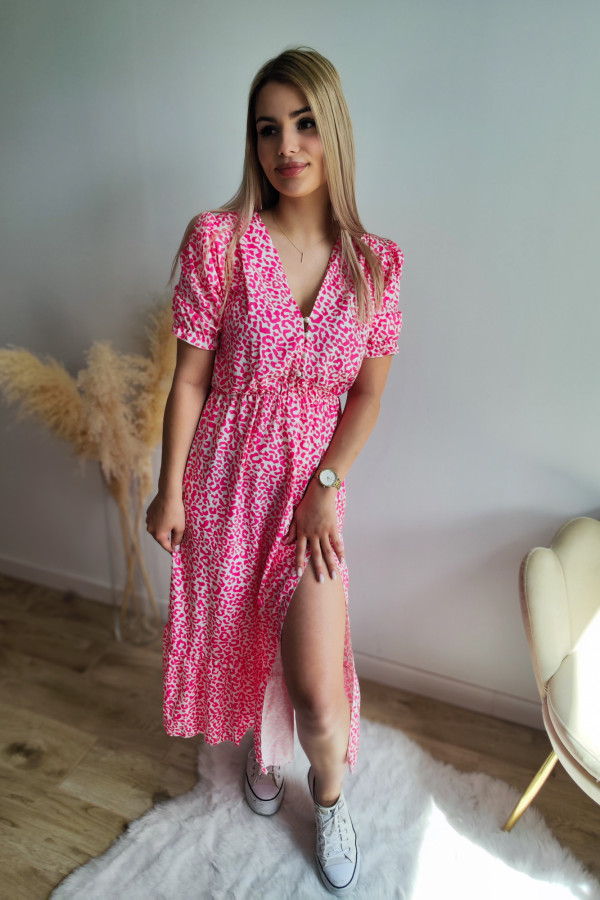 Sukienka midi w różową panterkę z rozcięciem na nogę Encanto
