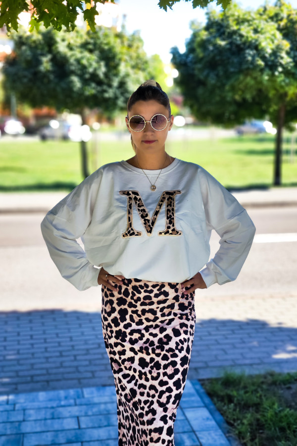 Bluza oversize ecru z panterkową literą M 4