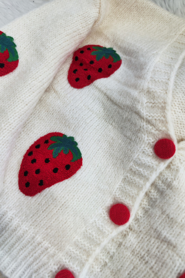 Sweter kremowy z czerwonymi guzikami w truskawki 3D Sweet Strawberry 1