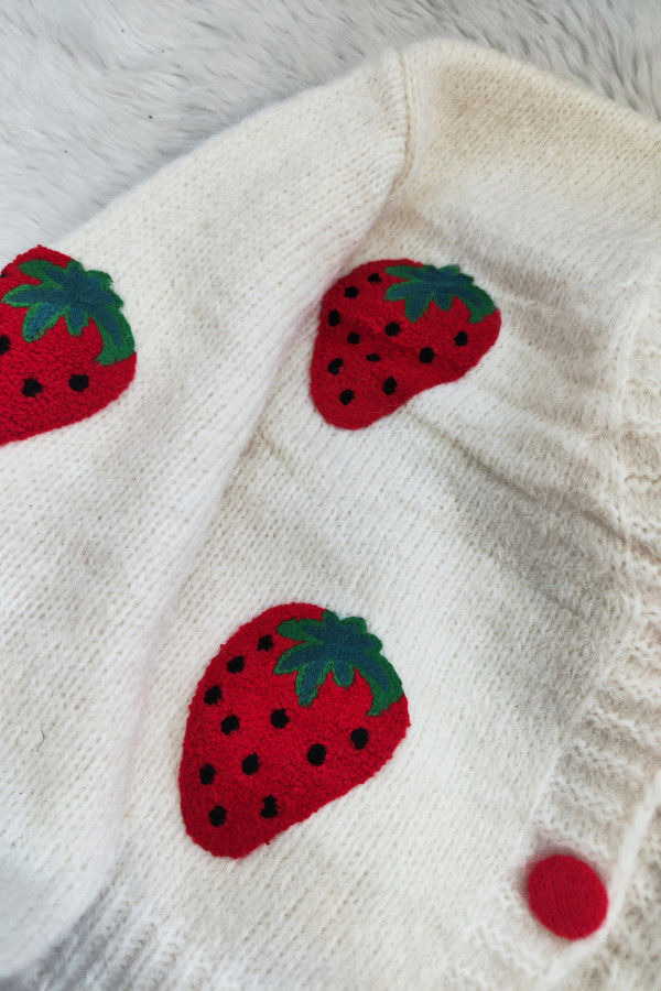 Sweter kremowy z czerwonymi guzikami w truskawki 3D Sweet Strawberry 3