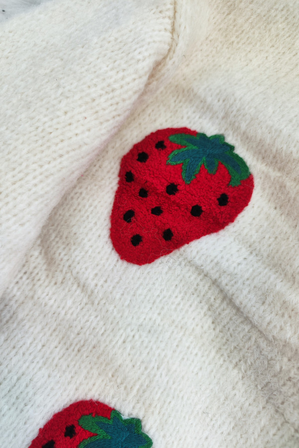 Sweter kremowy z czerwonymi guzikami w truskawki 3D Sweet Strawberry 5