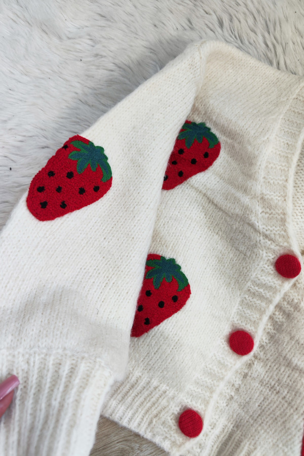 Sweter kremowy z czerwonymi guzikami w truskawki 3D Sweet Strawberry