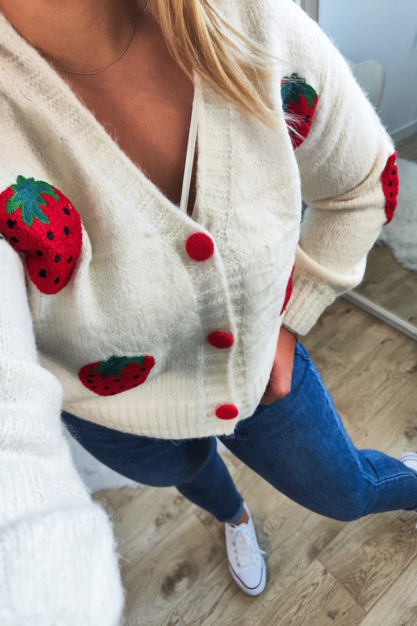 Sweter kremowy z czerwonymi guzikami w truskawki 3D Sweet Strawberry 9