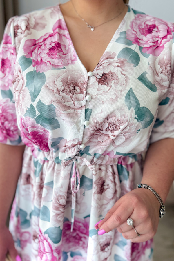 PREORDER Sukienka krótka plus size biała w beżowo-różowe kwiatki Nola (wysyłka 20-21.05.) 3