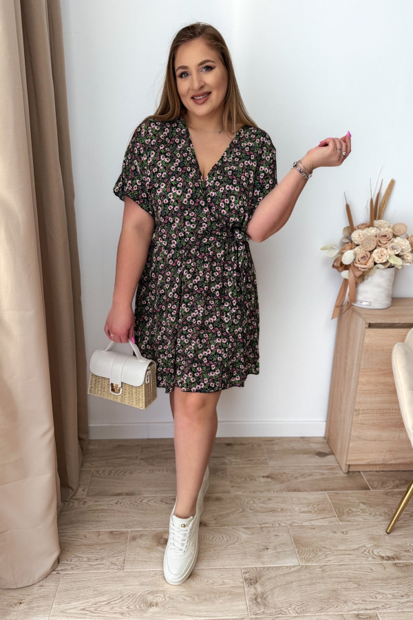 Sukienka krótka plus size czarna w zielone kwiatki Kaia 1