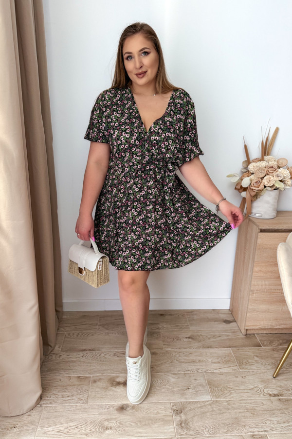 Sukienka krótka plus size czarna w zielone kwiatki Kaia 2