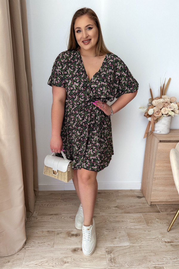 Sukienka krótka plus size czarna w zielone kwiatki Kaia 4