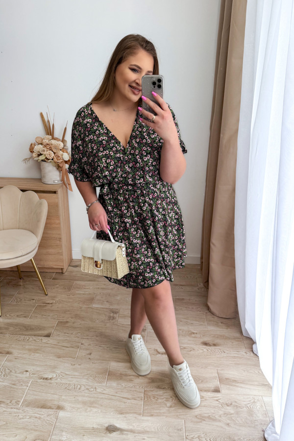 Sukienka krótka plus size czarna w zielone kwiatki Kaia 5