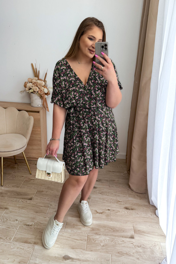 Sukienka krótka plus size czarna w zielone kwiatki Kaia 6