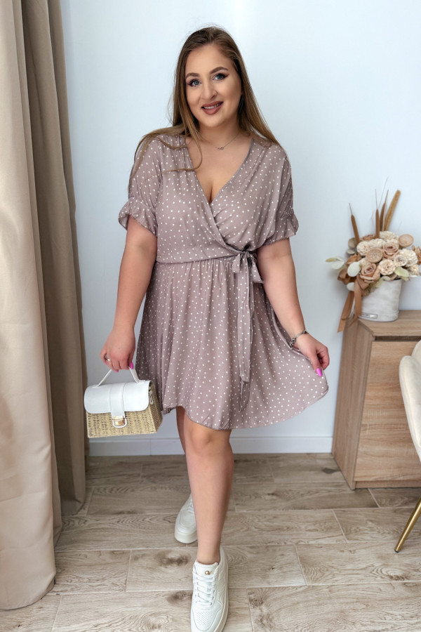 Sukienka krótka plus size fango w kropeczki Kaia