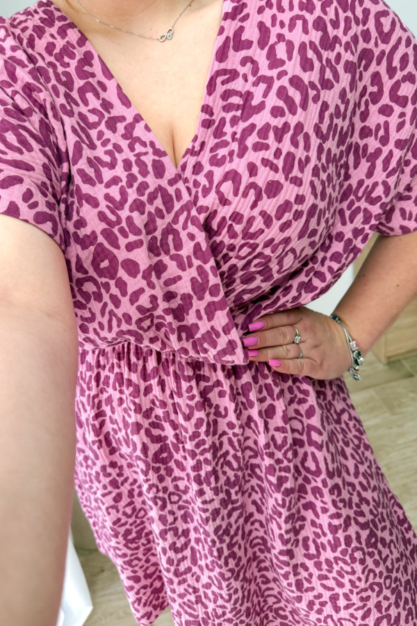 Sukienka plus size muślinowa pudrowa w fioletową panterkę Nini 2