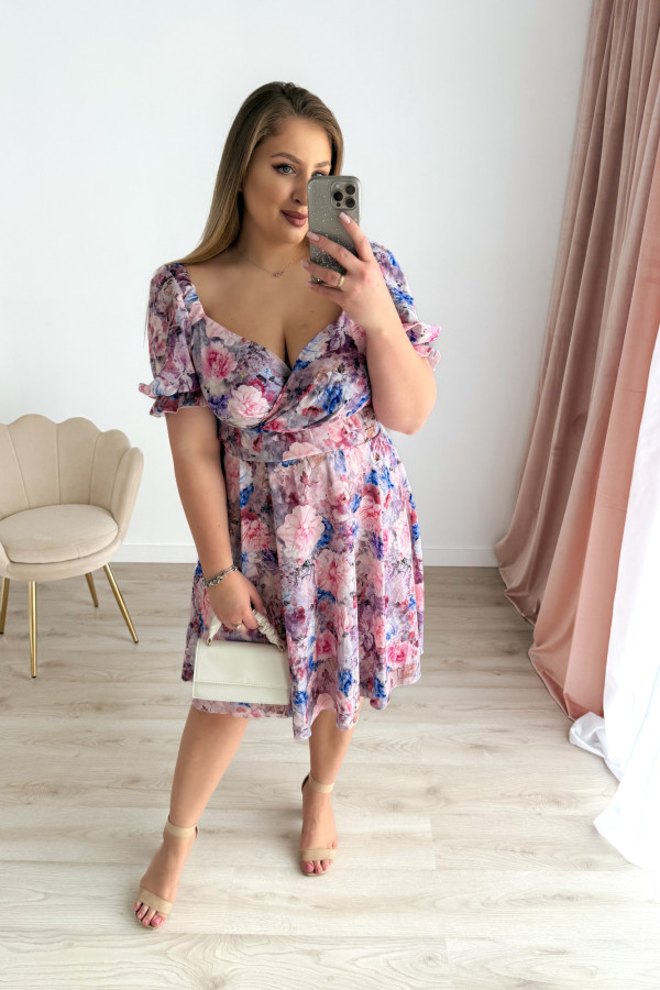 PREORDER Sukienka krótka plus size z falbanką na rękawie w pudrowo-niebieskie kwiaty Evania (dostawa 15.07.) 1