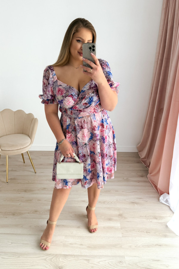 PREORDER Sukienka krótka plus size z falbanką na rękawie w pudrowo-niebieskie kwiaty Evania (dostawa 15.07.) 2