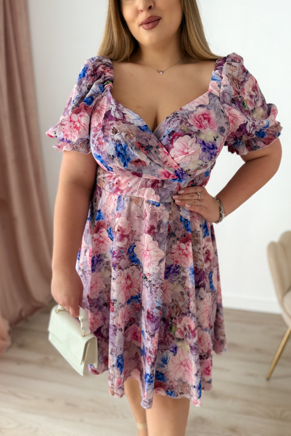 PREORDER Sukienka krótka plus size z falbanką na rękawie w pudrowo-niebieskie kwiaty Evania (dostawa 15.07.) 4