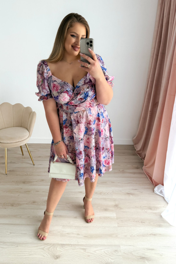 PREORDER Sukienka krótka plus size z falbanką na rękawie w pudrowo-niebieskie kwiaty Evania (dostawa 15.07.) 5