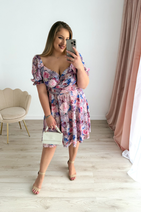 PREORDER Sukienka krótka plus size z falbanką na rękawie w pudrowo-niebieskie kwiaty Evania (dostawa 15.07.) 6