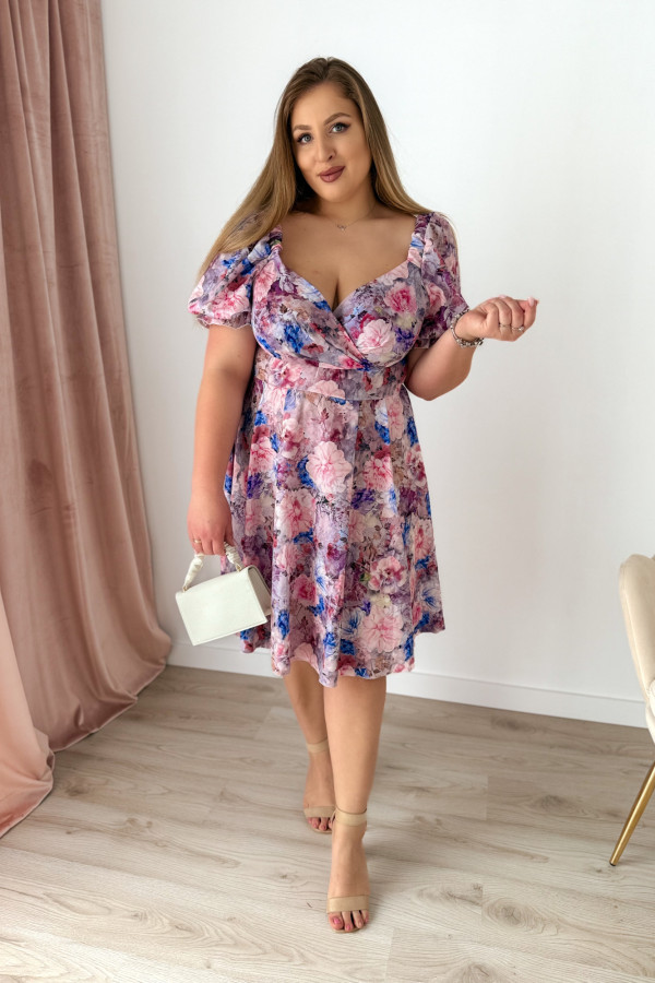 PREORDER Sukienka krótka plus size z falbanką na rękawie w pudrowo-niebieskie kwiaty Evania (dostawa 15.07.) 9
