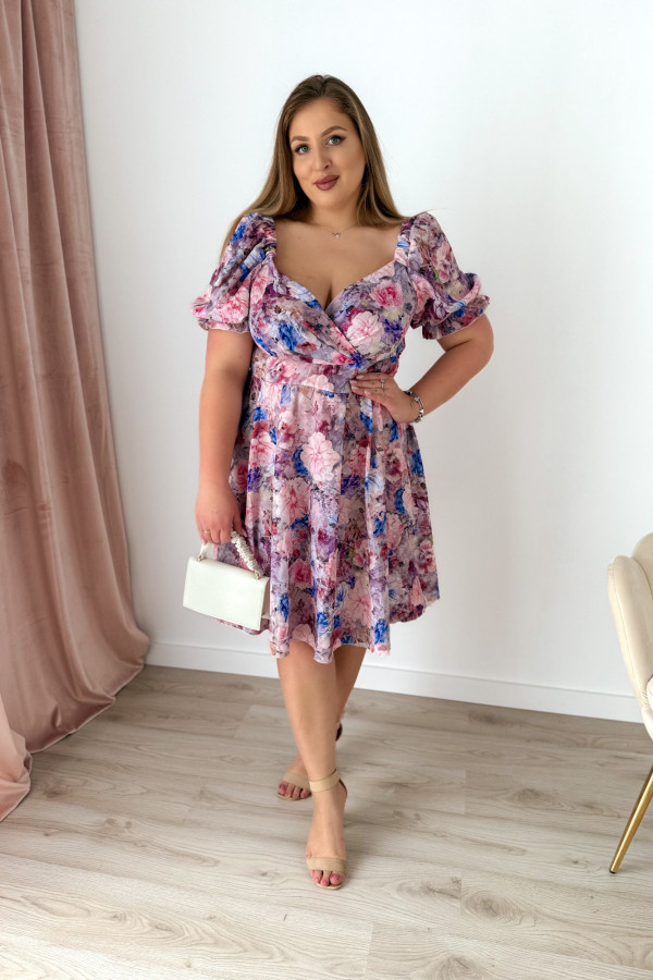 PREORDER Sukienka krótka plus size z falbanką na rękawie w pudrowo-niebieskie kwiaty Evania (dostawa 15.07.) 10