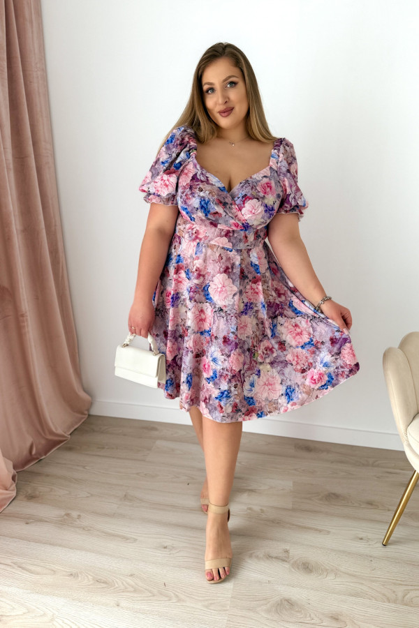 PREORDER Sukienka krótka plus size z falbanką na rękawie w pudrowo-niebieskie kwiaty Evania (dostawa 15.07.) 11