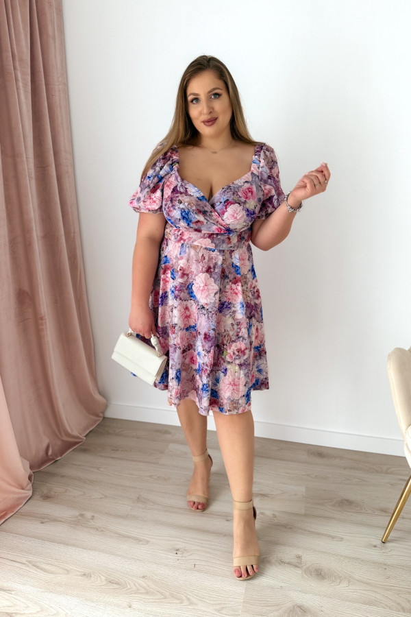 PREORDER Sukienka krótka plus size z falbanką na rękawie w pudrowo-niebieskie kwiaty Evania (dostawa 15.07.) 12