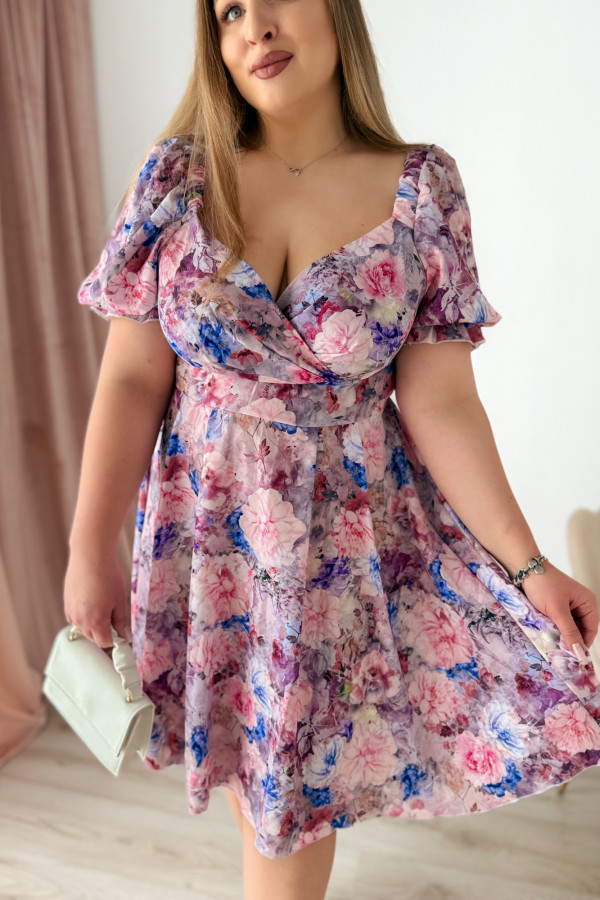 PREORDER Sukienka krótka plus size z falbanką na rękawie w pudrowo-niebieskie kwiaty Evania (dostawa 15.07.) 13